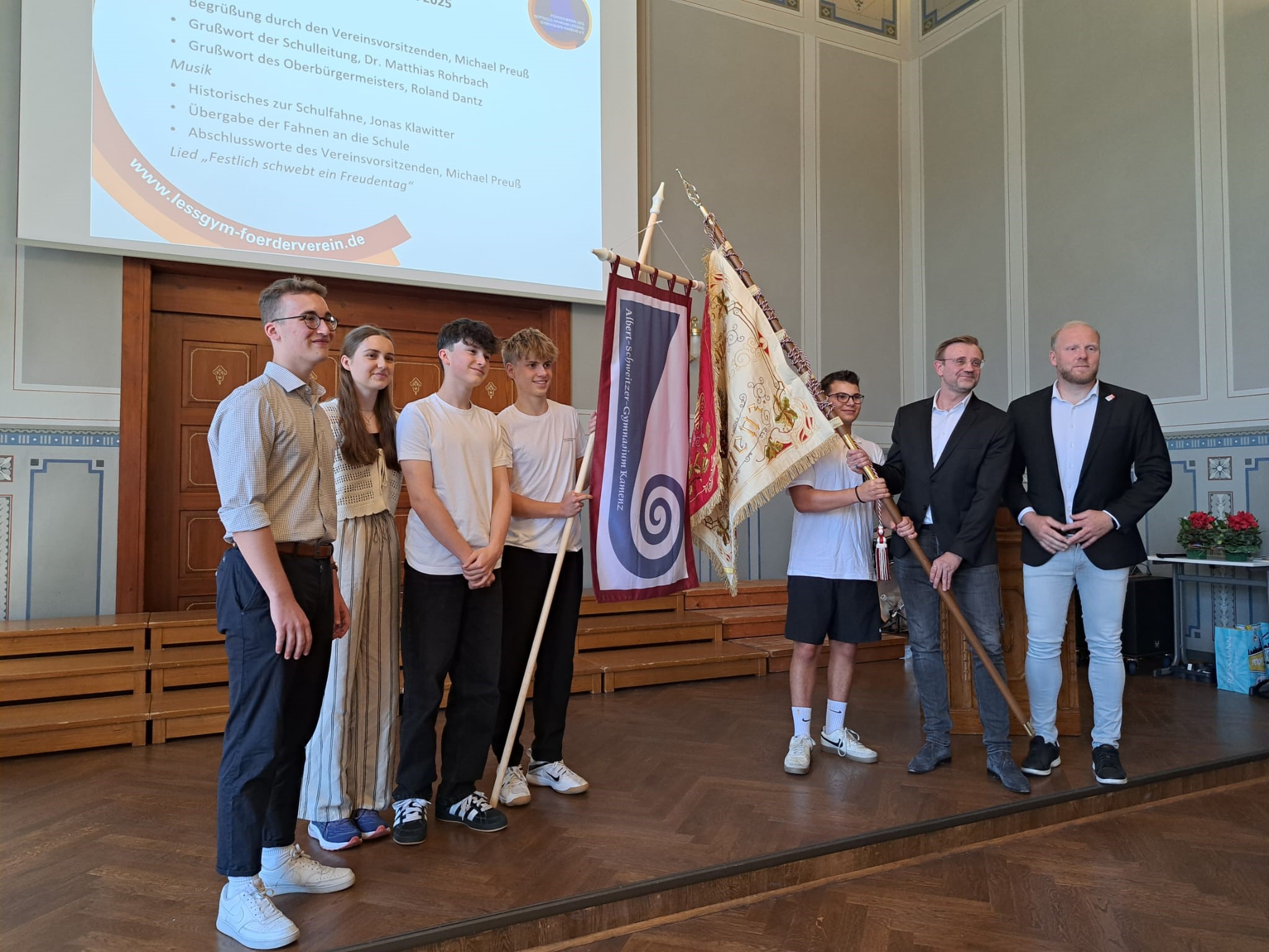 Übergabe der neuen Traditionsfahne